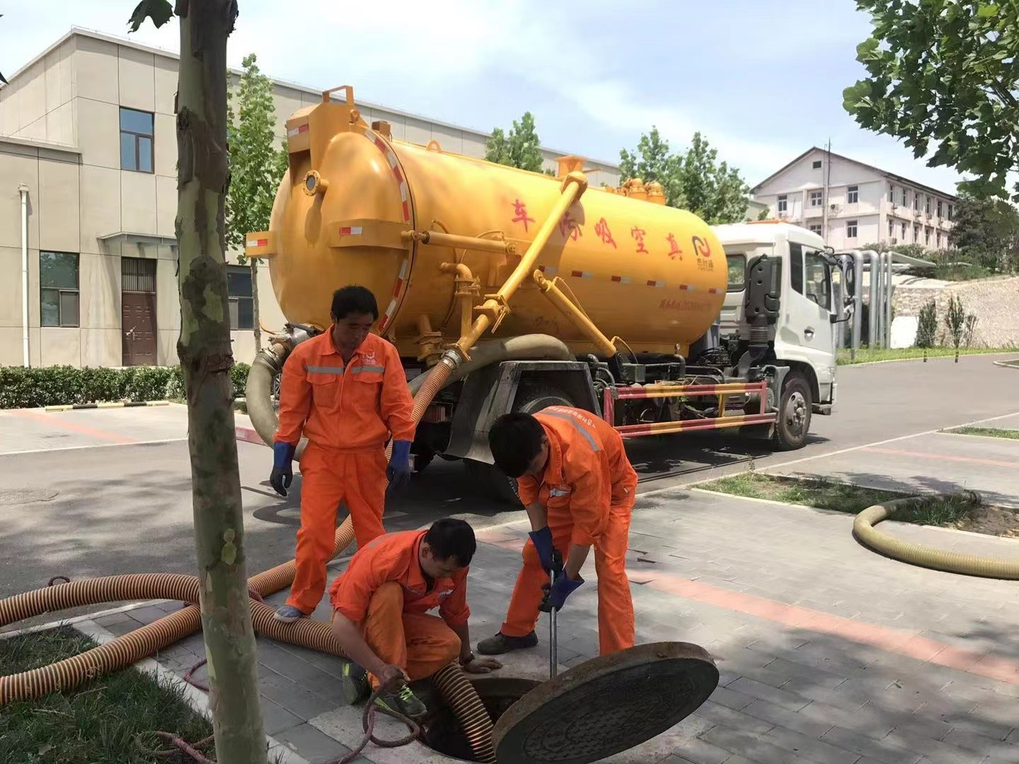 洛龙管道疏通车停在窨井附近