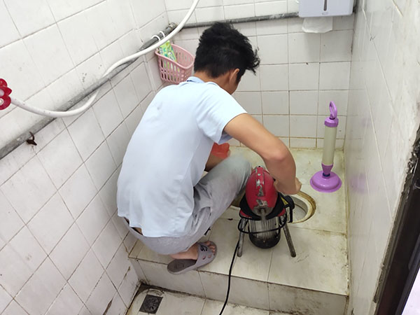 洛龙管道堵塞冒臭气 专业师傅现场解决问题