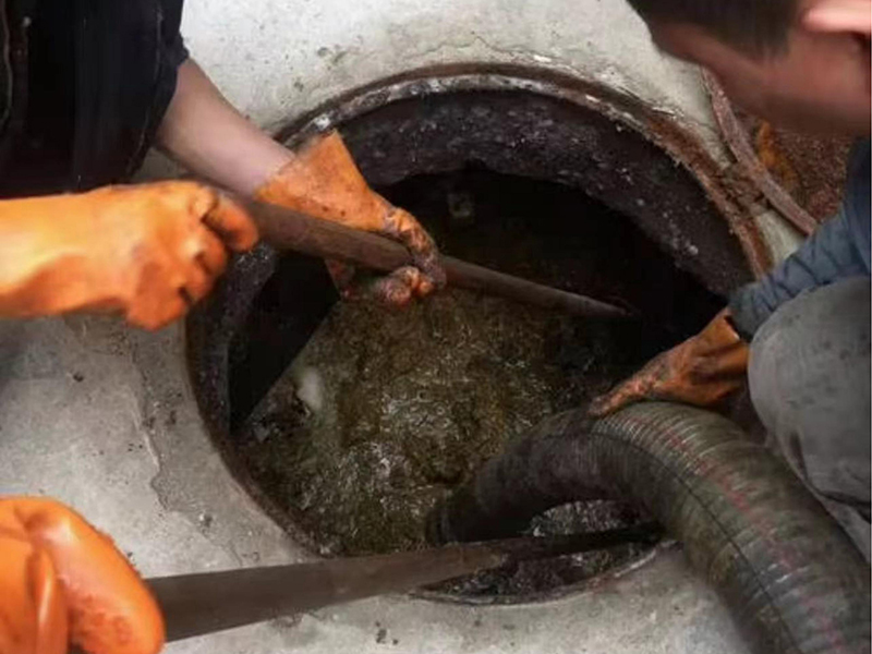 洛龙清理化粪池时如何避免沼气的危害?